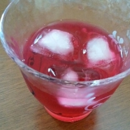 紫蘇の鮮やかな色が最高です♪酸味と甘みがちょうどよくて、とっても飲みやすかったです(*^^*)飲んだ後のさっぱり感、暑い夏にはピッタリの飲み物ですね！